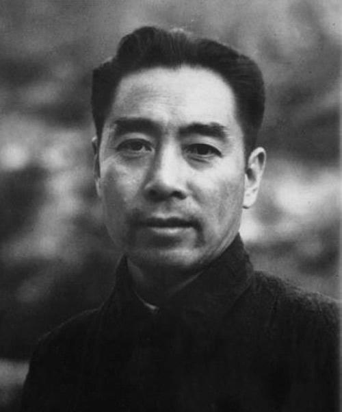 1961年，周总理在钓鱼台偶遇一个落单少女，就问她“你爸爸是谁？”少女说“反正你