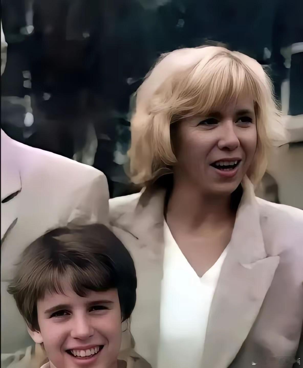 老照片：1993年，15岁的马克龙与40岁的中学拉丁语老师布丽吉特。今天的马克龙