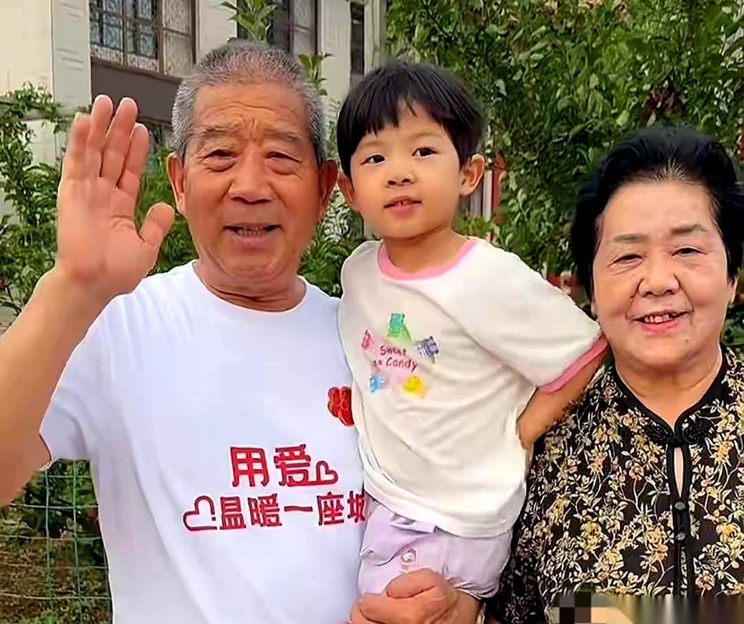 关于那对“67岁自然受孕生女”的山东枣庄老夫妻，最近有了新的后续。75岁的黄维平