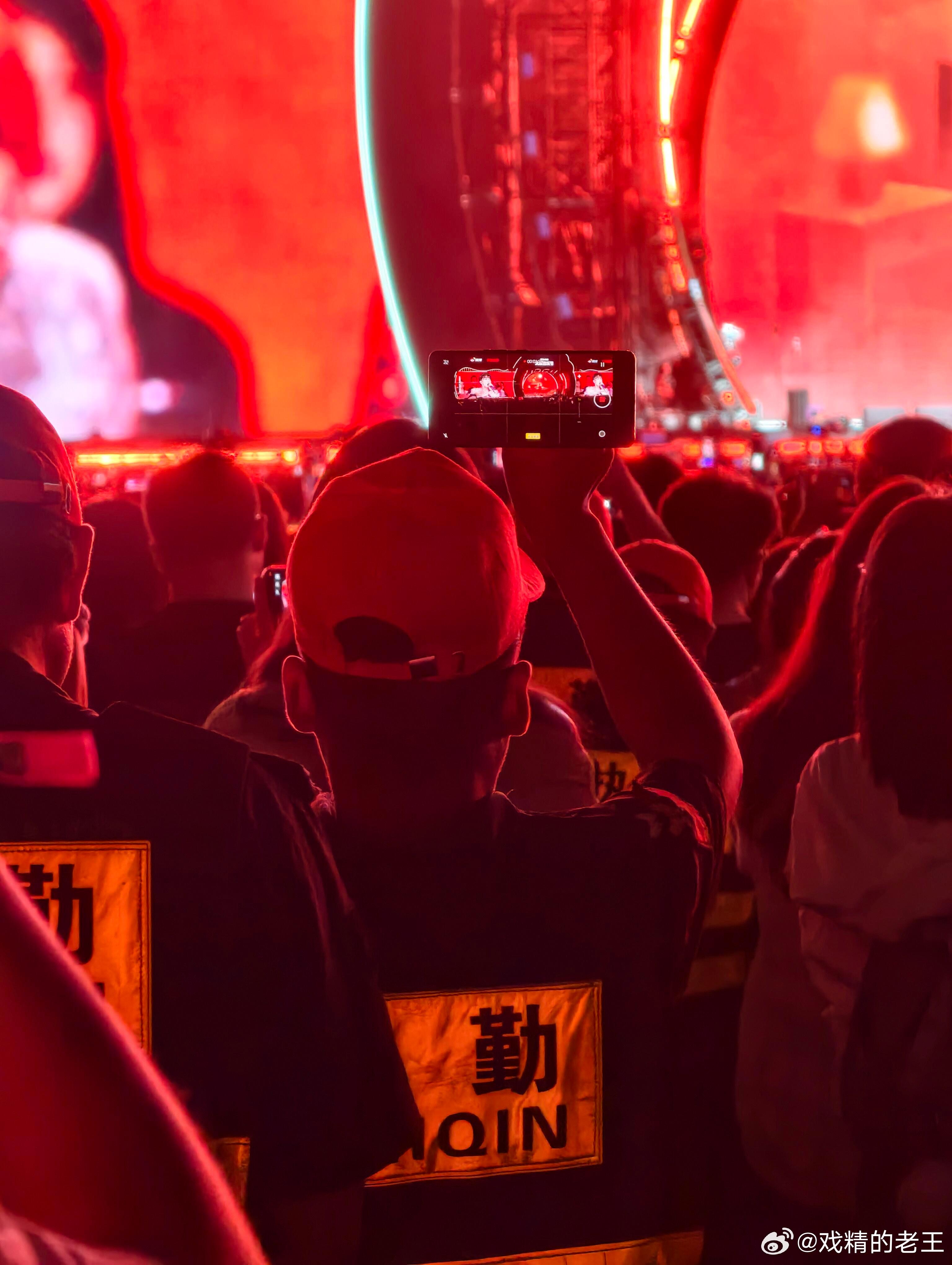 周深一开嗓票价就回本了周深出场，工作人员都抵挡不住