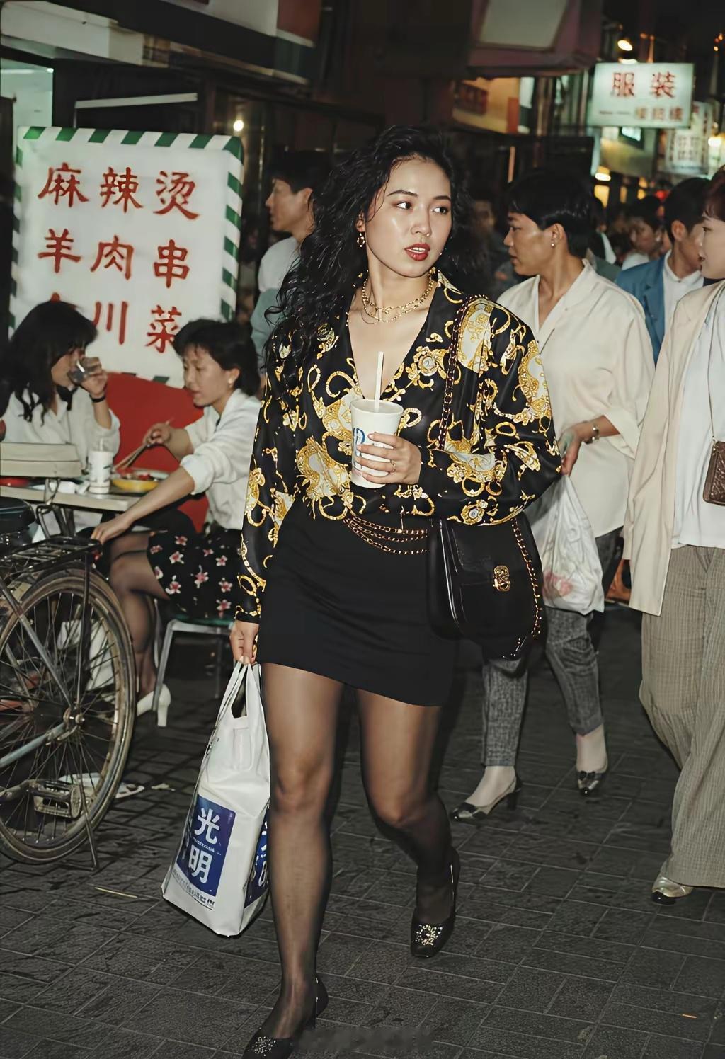20多年前，经济上升期的深圳东门。
