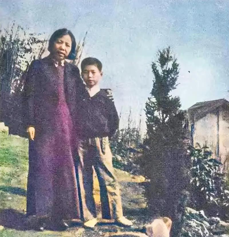 1940年李鹏和邓颖超的留影，12岁的李鹏，头发贴着脑门，有点紧张，旁边站着邓颖