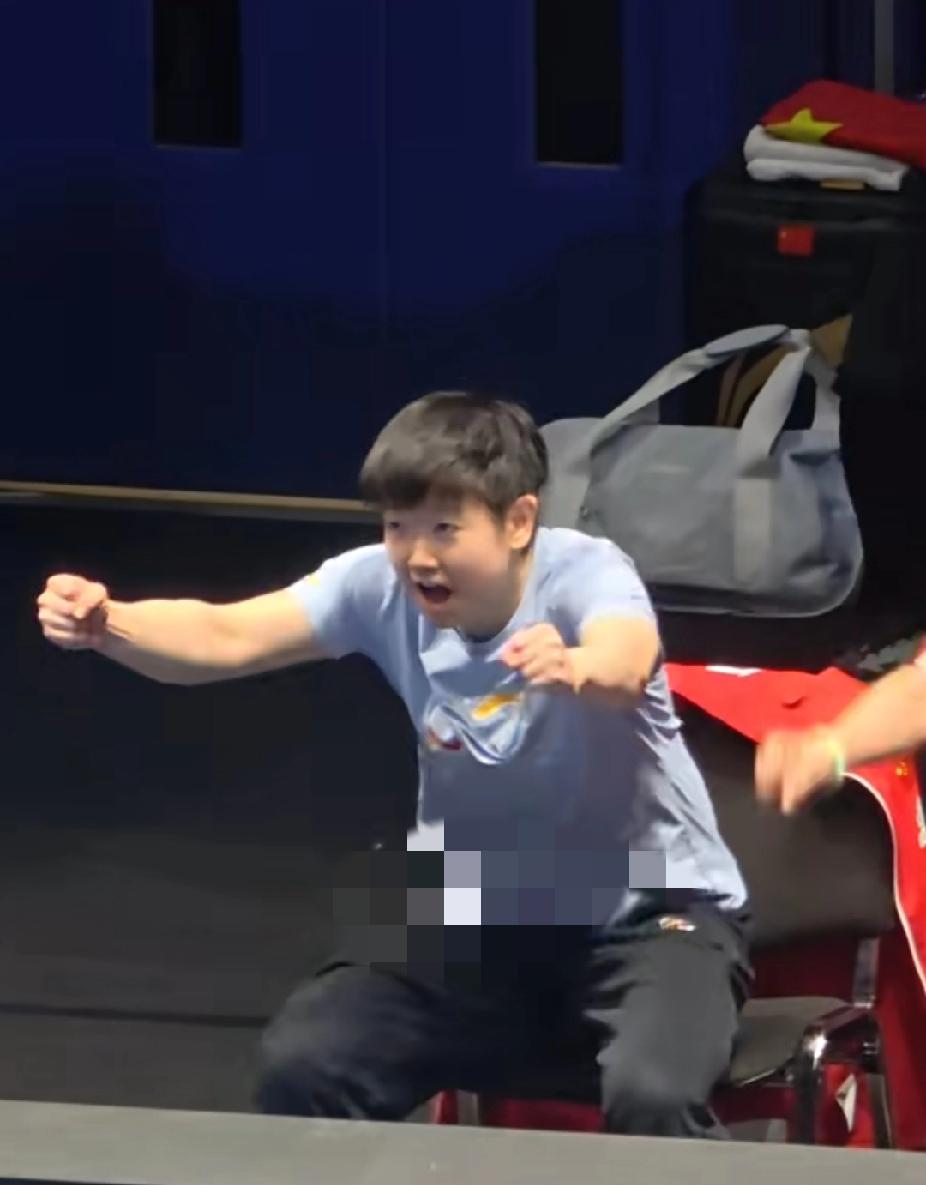 救命！孙颖莎也太乖了吧！刷到这一幕，直接被软乎乎的莎莎萌化了！刚打完两场