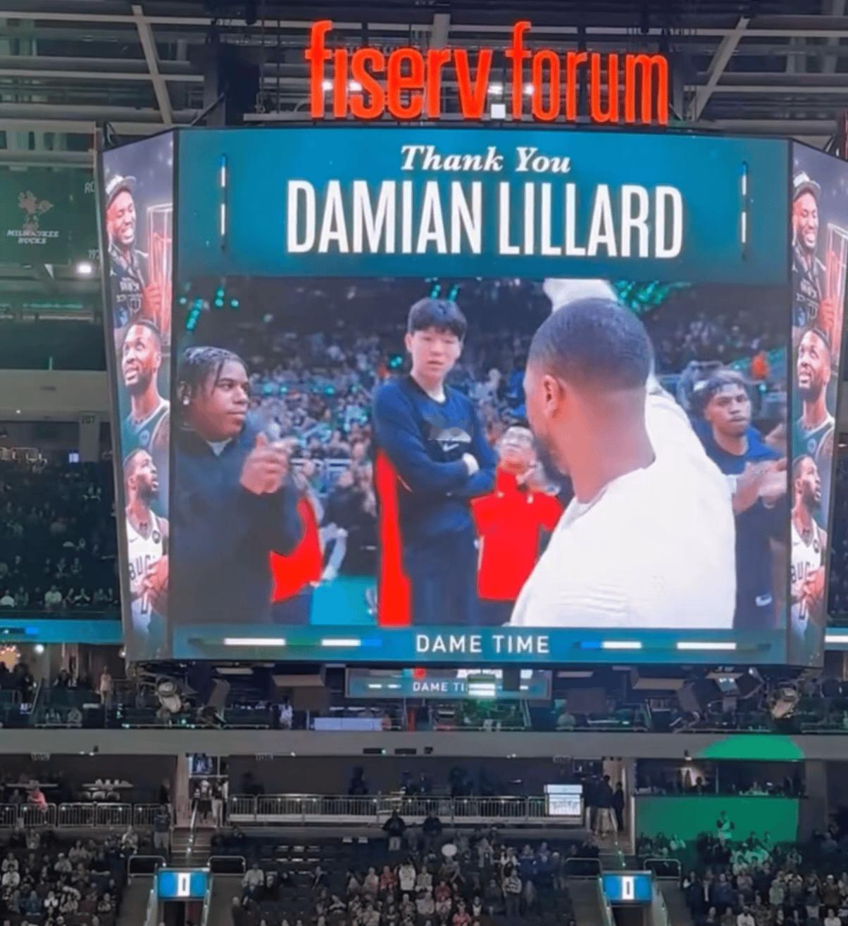 大家都误解杨瀚森了！雄鹿主场致敬利拉德杨瀚森双手抱拳被投上大屏幕！不少球迷看