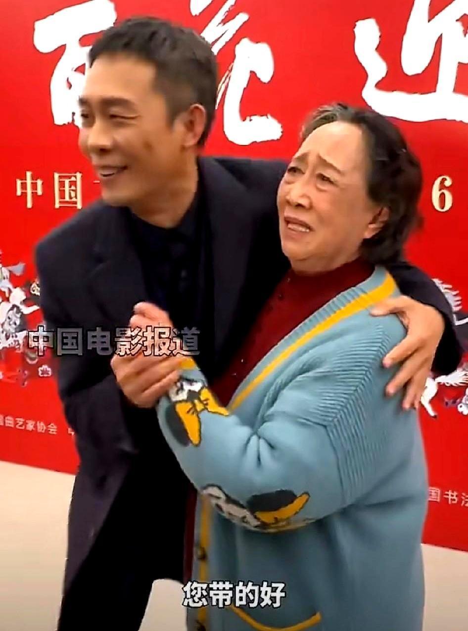 金鸡奖后台，一个动作，让84岁的老戏骨吴彦姝，攥住张译的手，当场泪崩。引爆点，