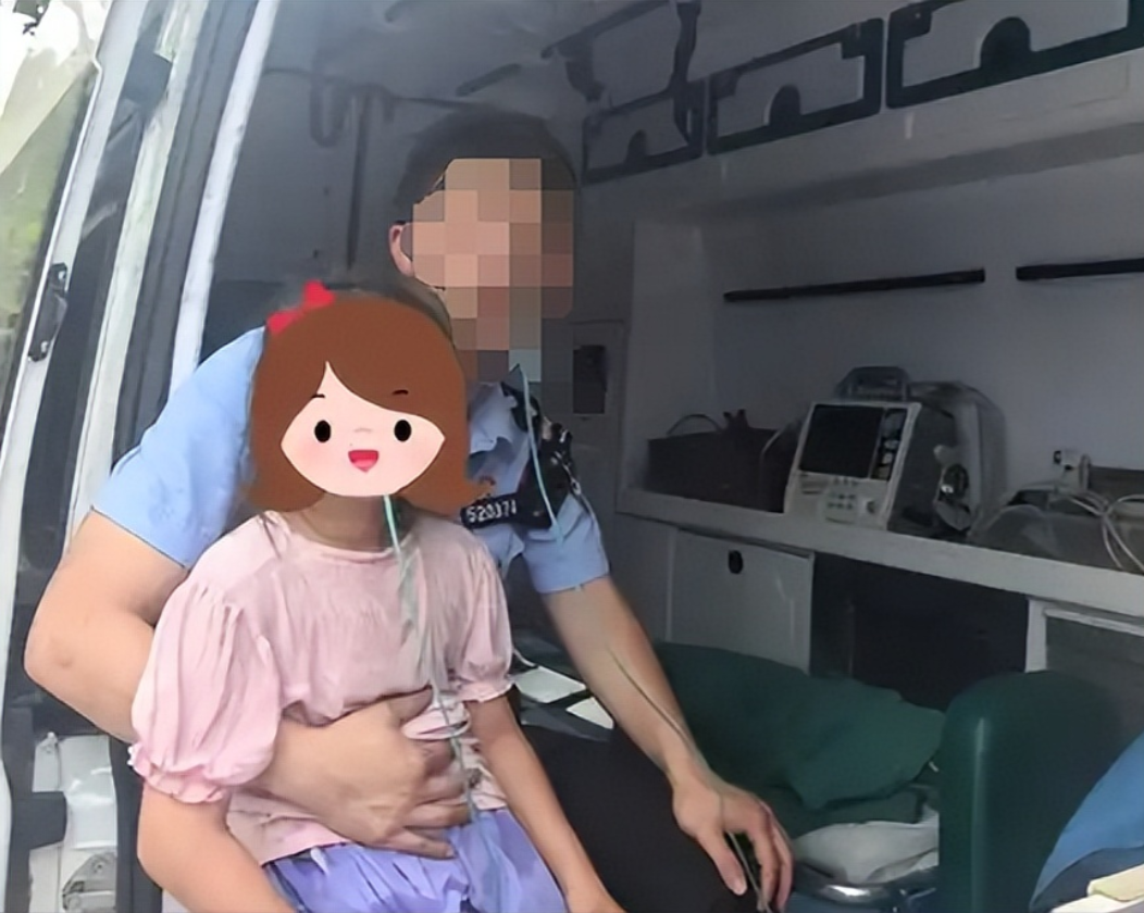 可恶！香港司机歧视内地人，故意熄火锁车热晕乘客？不顾孩童即将中暑，若非港警解救后