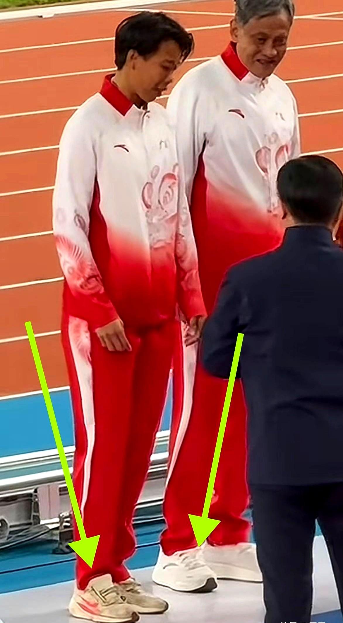 去考古刘景扬看到这张图我眼睛一下发热——这鞋旧得包浆都藏不住，居然是冠军穿过