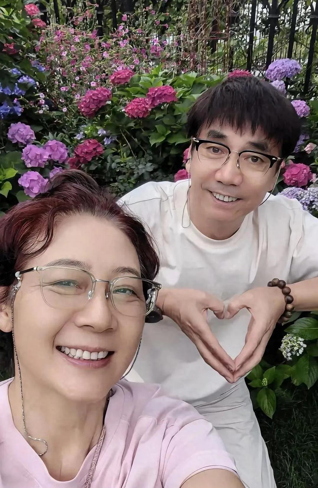 范明有福气，比自己大6岁的妻子依然漂亮有气质！近期，国内知名演员范明晒出了自