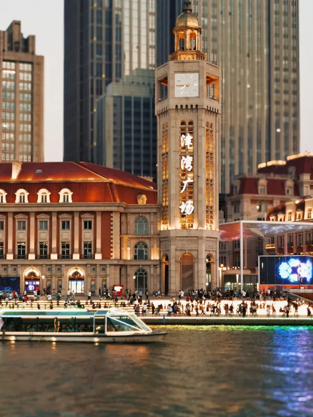 镜头下的天津，总能把日常拍出质感：秋日的阳光穿过梧桐，洒在红砖墙与老洋房之间，是