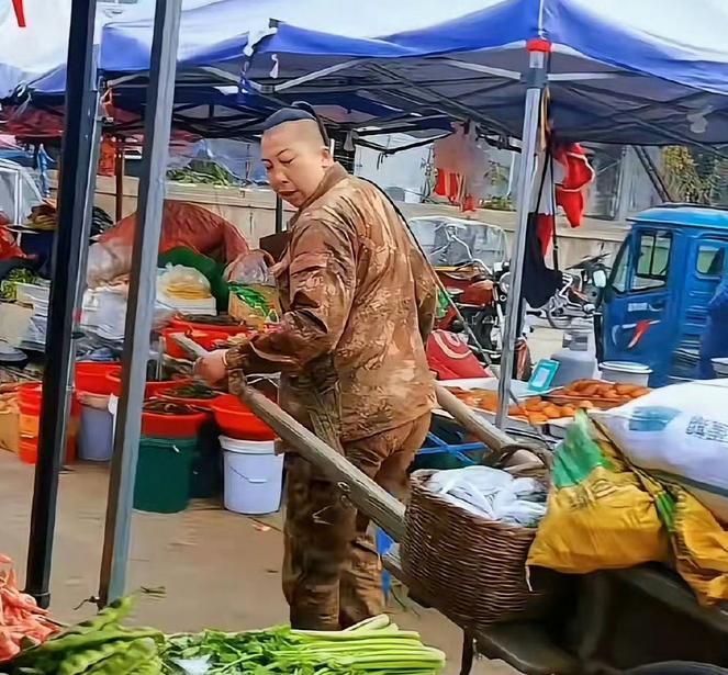 网友担忧的一幕还是发生了!东北雨姐凌晨5点现身早市,拉着上百斤菜,据说开了