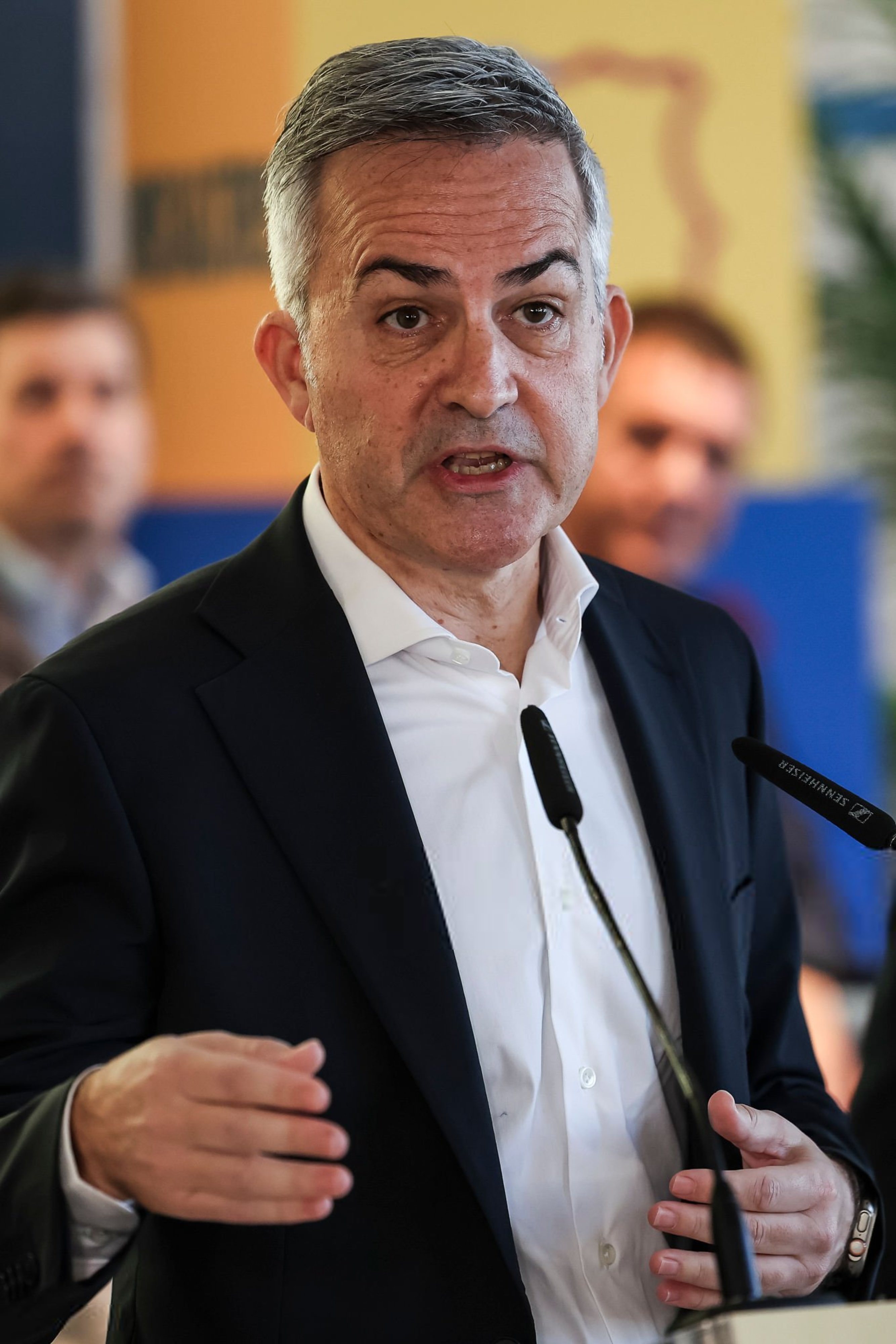 问：你如何看待拉波尔塔的言论？维克多·丰特：他生活在一个平行世界里。他的生活与