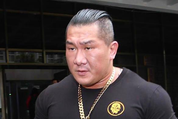 内蒙牛肉干有多香？看看馆长反应就知道了内蒙古牛肉干确实特别好吃馆长用外