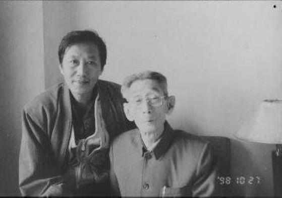 一张珍贵的老照片：镜头中的相声泰斗马三立皓首苍颜，头发浓密有型，脸庞清癯瘦削，