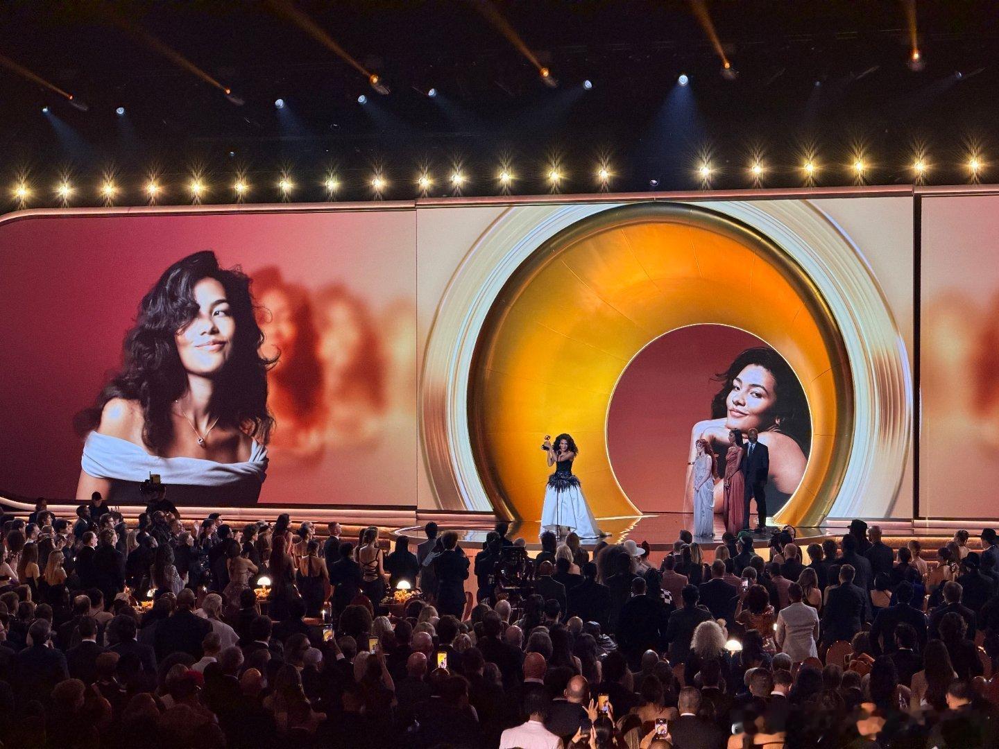 王小玮发博晒格莱美内场王小玮发博晒格莱美颁奖典礼内场照片，这个位置现场视角绝佳