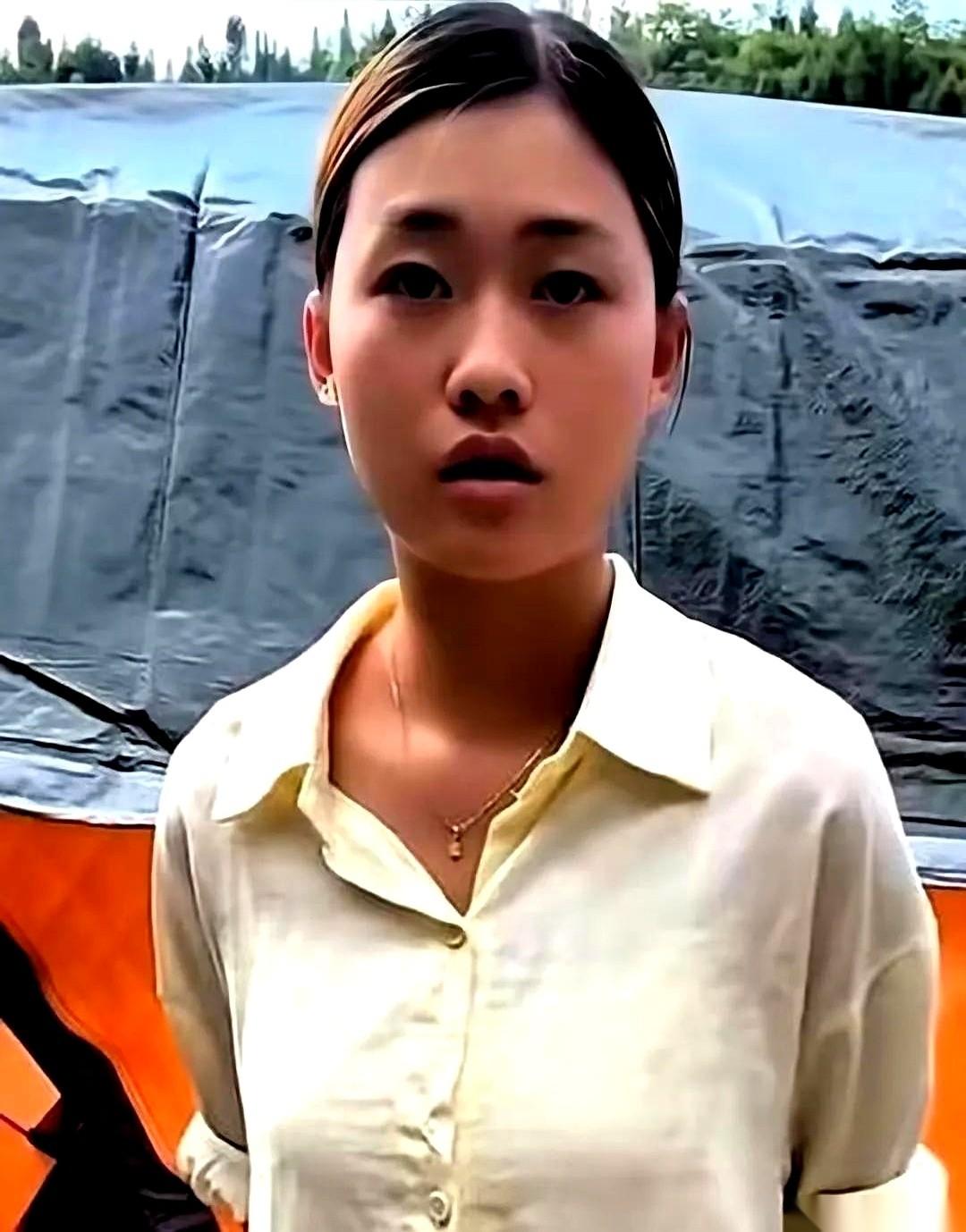一声吼，差点把那姑娘的魂儿给喊出来。她就那么蹲在帐篷门口，脸煞白，手里还攥着半