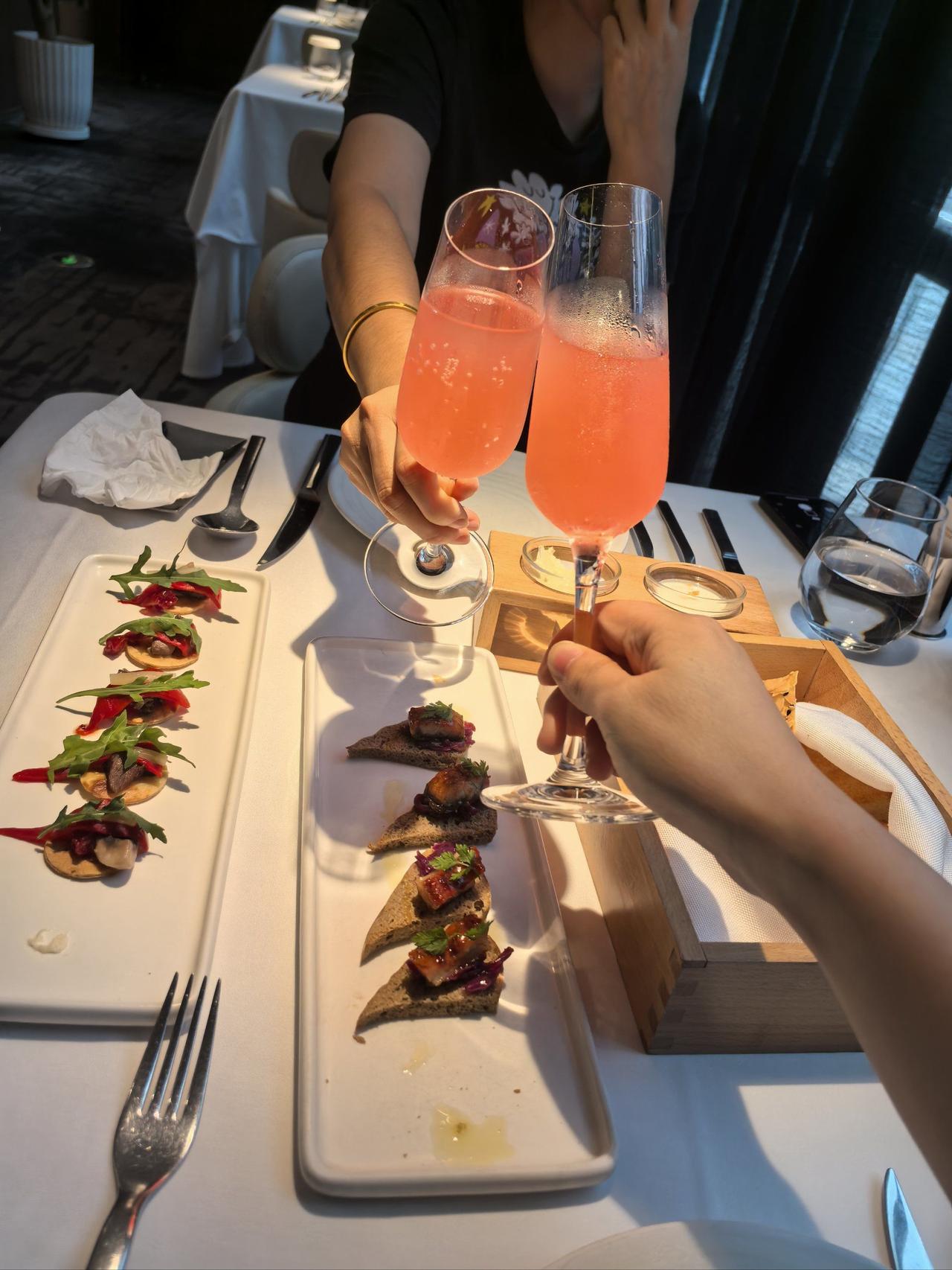 我弟说他相个亲各种妖魔鬼怪蛇蝎女人全都冒出来了，这个要60万彩礼，那个嫌他的房子