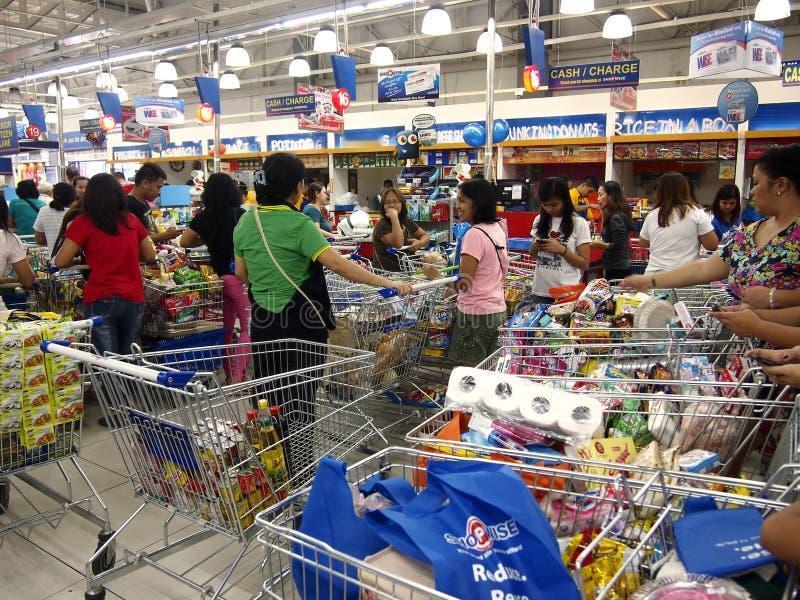 有多少女儿过的不如年老的妈妈？今天在超市结账的时候，一对母女一人推一个购物车，满