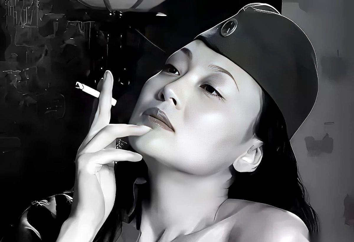 女特工向影心这辈子最狠的一招，不是在舞会上用毒发卡干掉日本军官，而是为了撇清关系