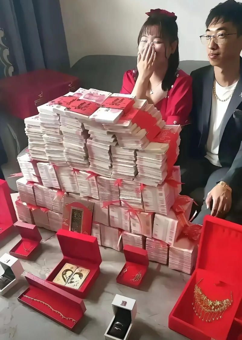 这新娘高兴坏了，笑的这么开心