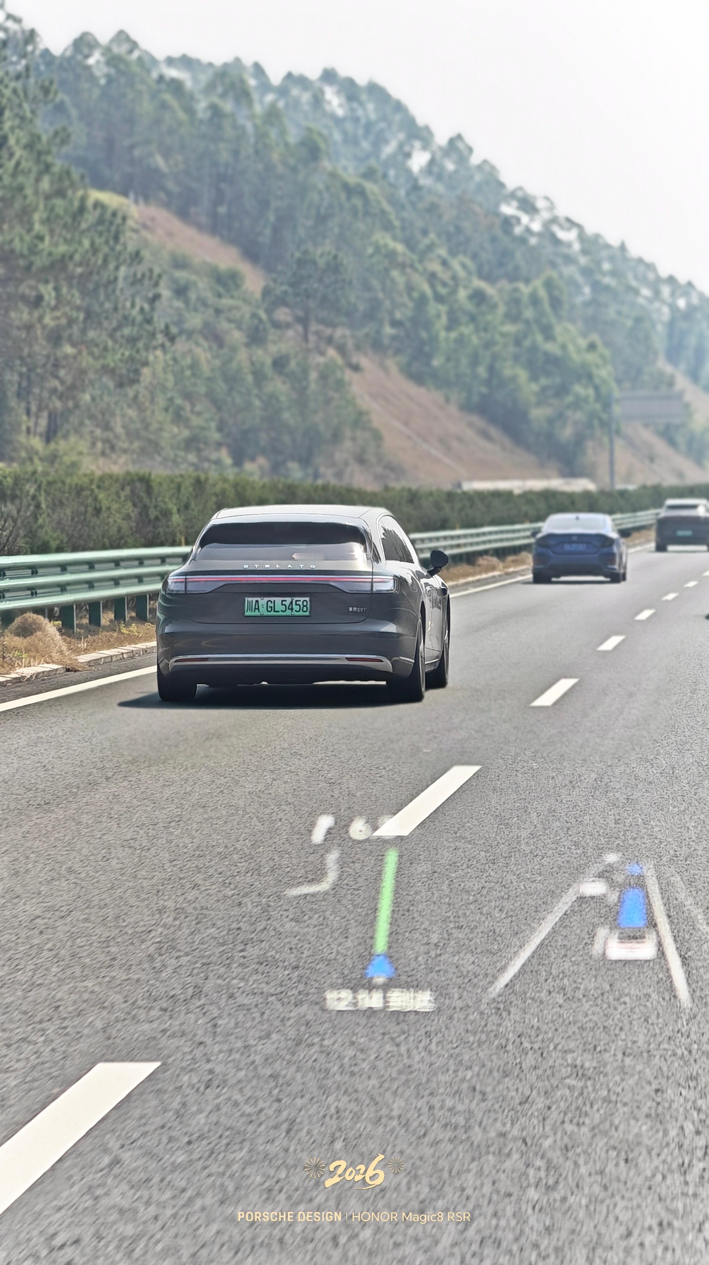 俺们这儿，享界S9T还挺多，一下子见到两台，川牌和京牌，是嫁到我们大广西了么南