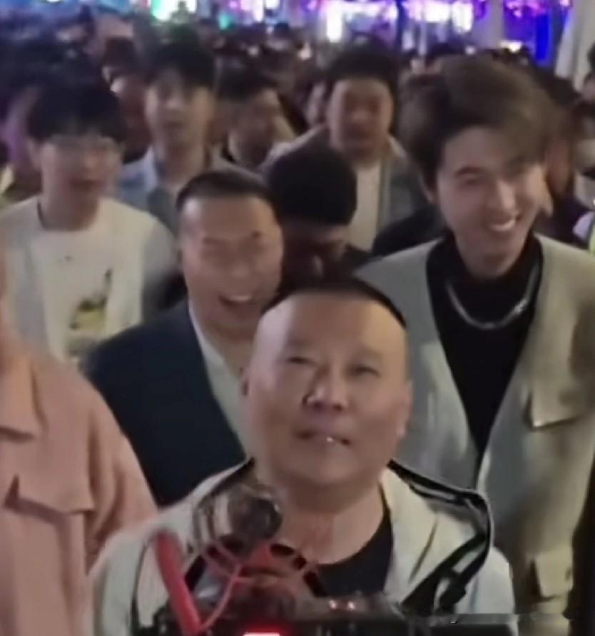 郭德纲大师哥贾仑谈侯耀文收郭德纲，前后说法拧巴引争议，大师兄不好当！贾仑又