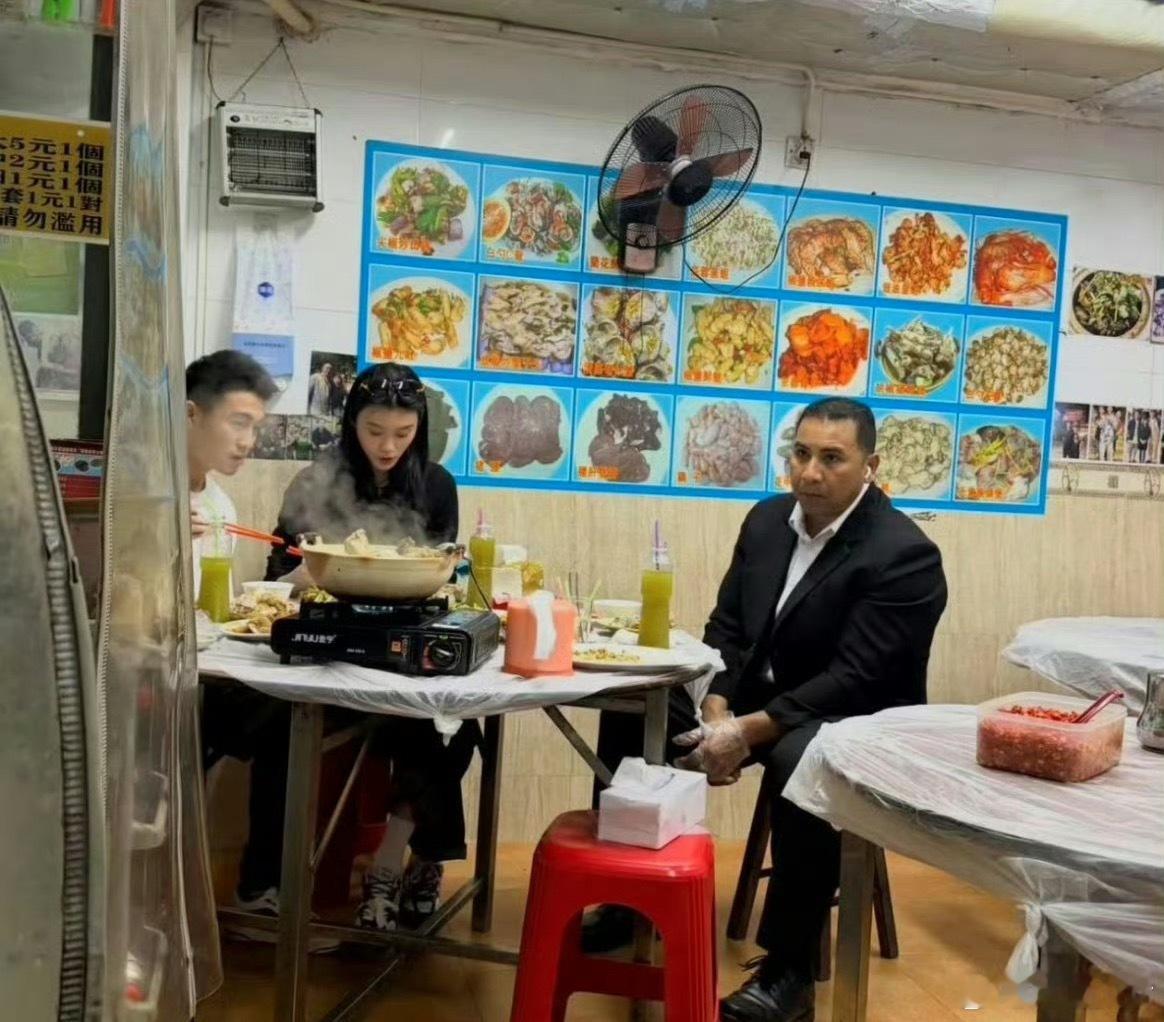 何猷君奚梦瑶和保镖同桌吃饭说实话，看到何猷君和奚梦瑶在大排档打包剩菜，我第一反应