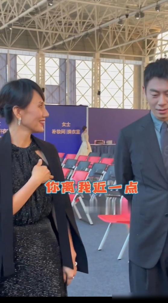 别再盯着袁泉那点“娇羞”了，那只是社交场上的一个表情包。我告诉你，她和夏雨27年