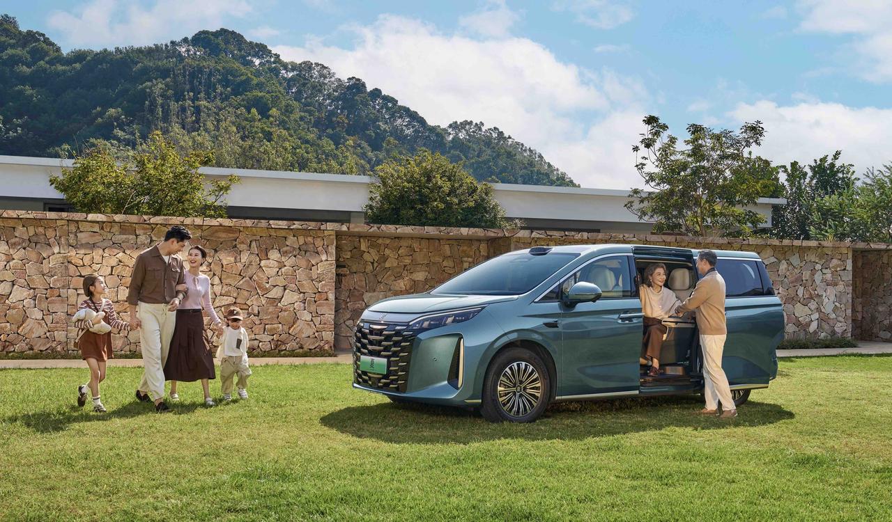 2026款比亚迪夏官图出来了,这升级很有看头。新增激光雷达和天神之眼B辅助驾驶,