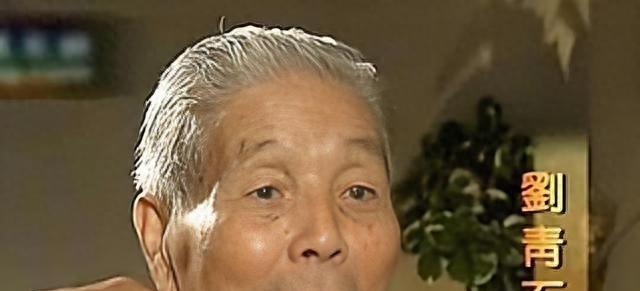 刘青石到死都记得那条船。1949年底，他给地下党员朱枫安排了条走私船，就停在基隆