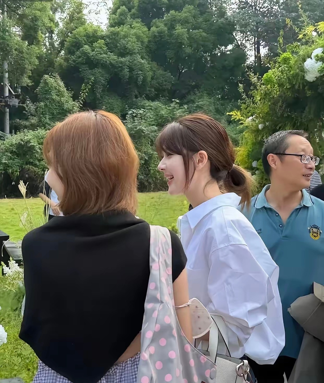 国庆刷到赵露思参加表妹婚礼的生图，真的被戳到了。户外大太阳底下没有滤镜，脸和鼻子的状态跟刚出道时差别
