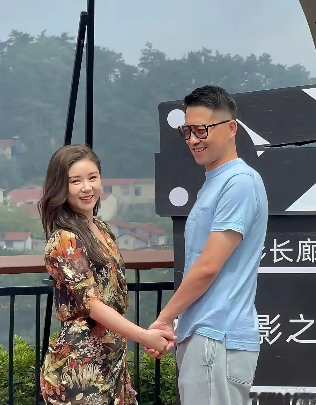 王雷和老婆李小萌在庐山被拍到，俩人一路撒狗粮。李小萌个子不算高，身材圆润了不少，