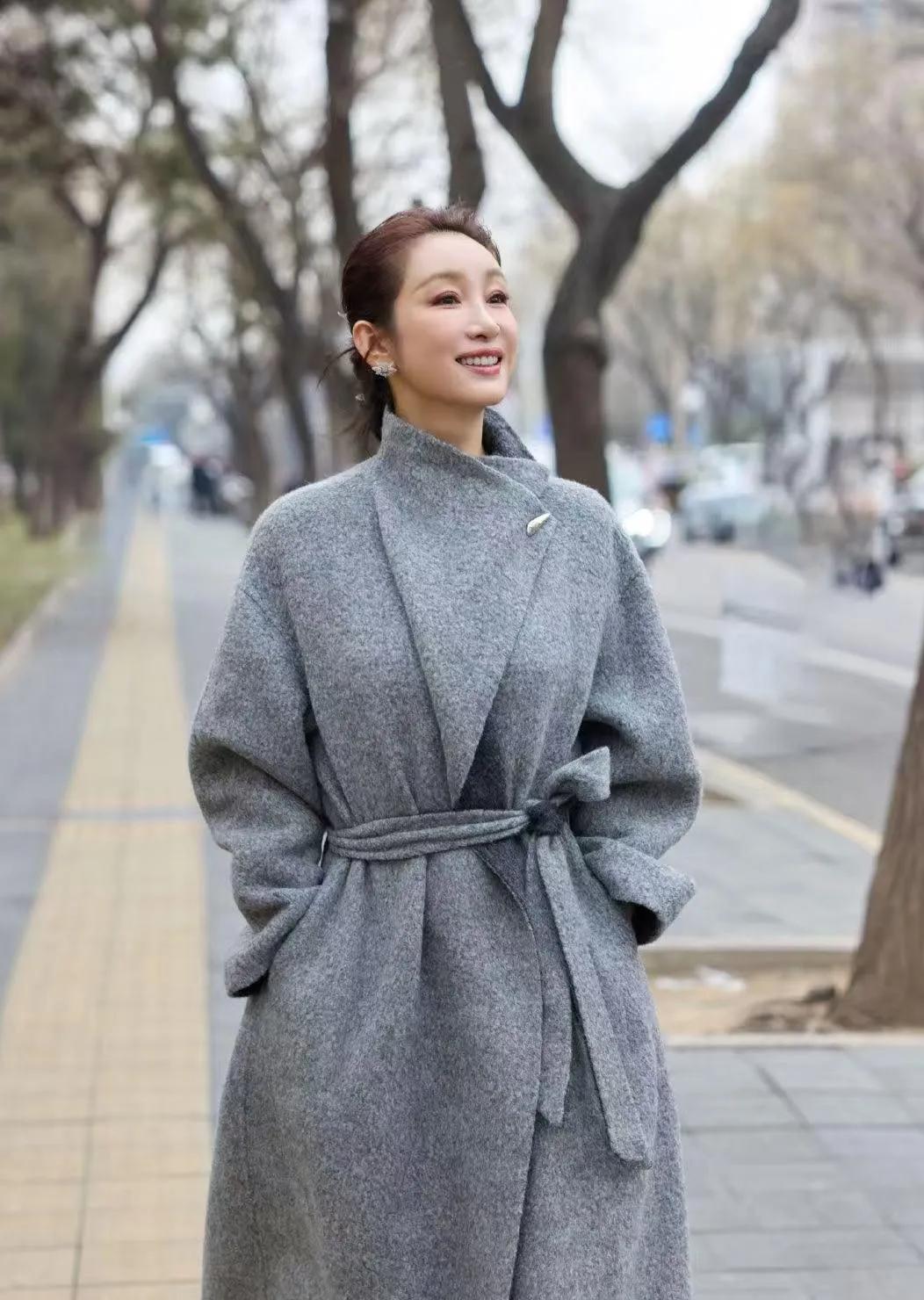秦海璐这灰色大衣，把中年高级感穿明白了腰带一收，宽松大衣秒变纸片人身材！
