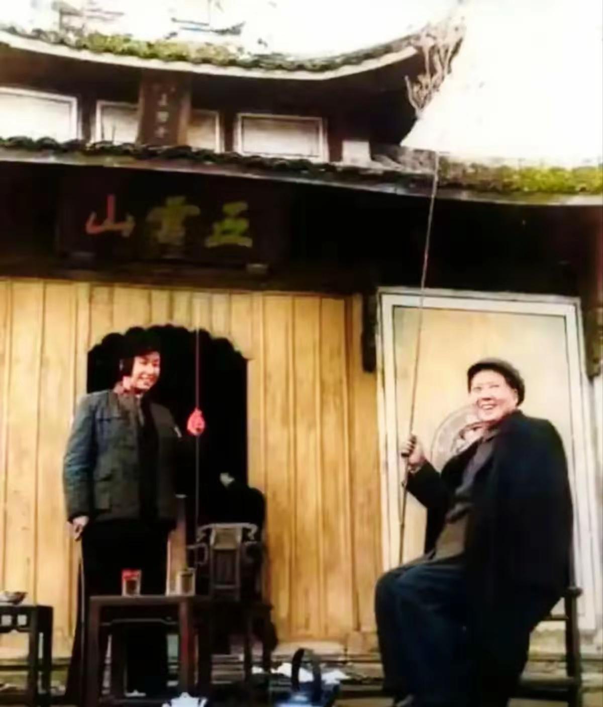 伟大领袖毛主席来到杭州考察，毛主席在随行人员陪同下参观游览杭州五云山。毛主席和