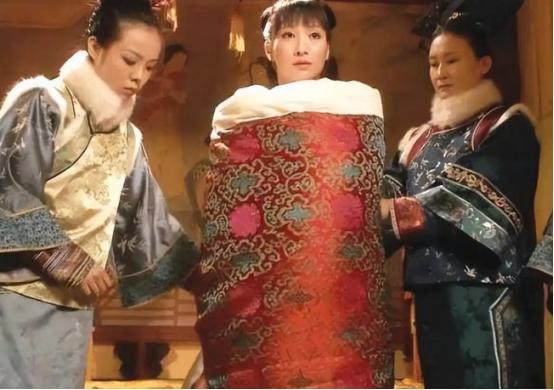 清朝宫里有个奇怪现象：但凡被皇帝宠幸过的妃子，第二天走路都要人搀扶，看起来娇弱得