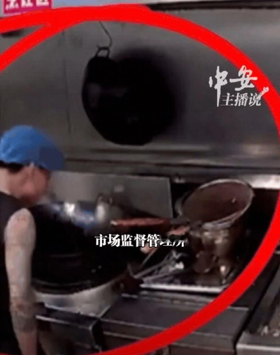 万万没想到。广东佛山，一位男子去餐馆吃饭，左等右等菜还没端上来，他就去后厨看看，