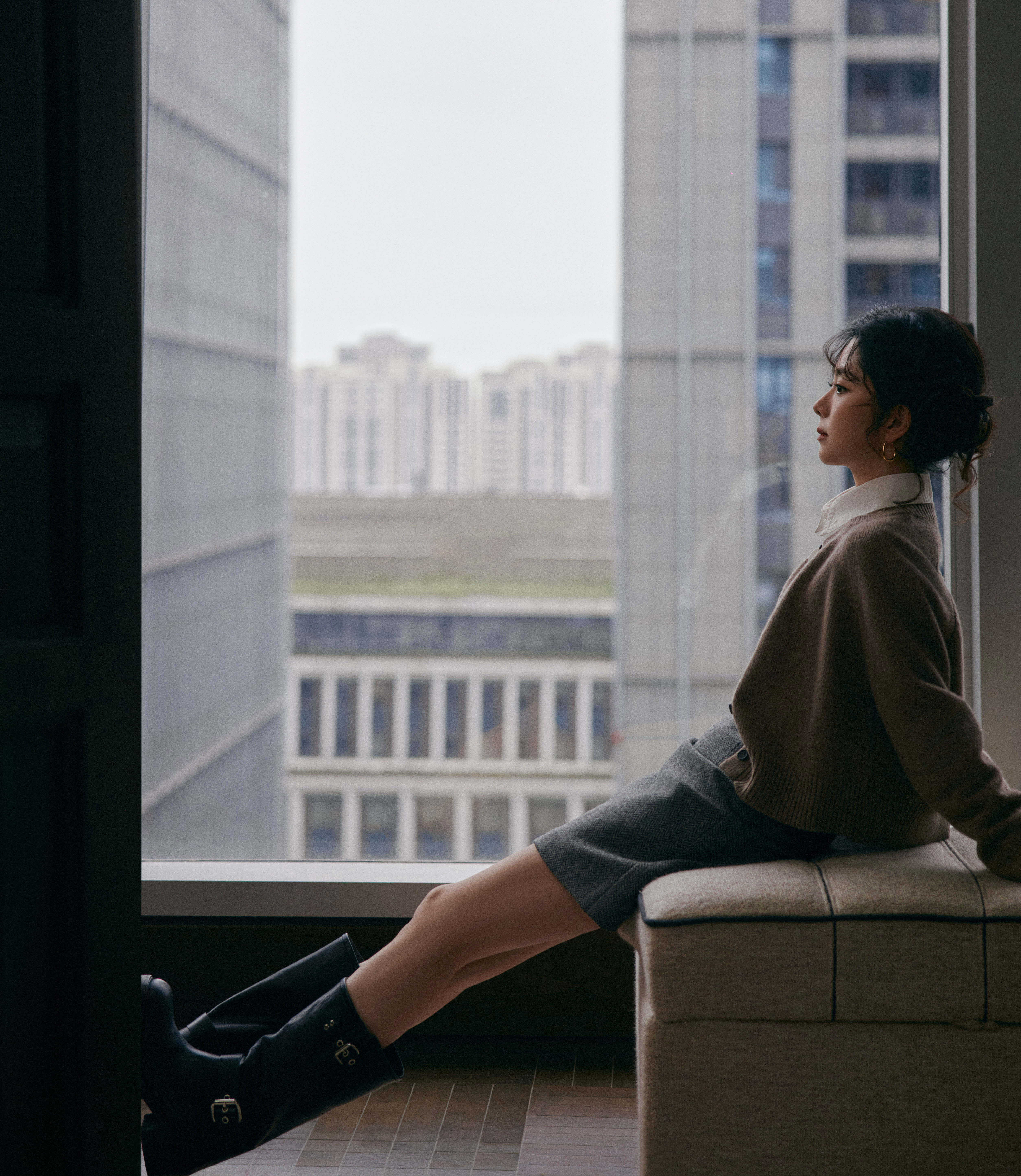 谭松韵暖光漫过木质肌理，眼眸清亮，一抬眼便是最动人光景，快来和两小姐共启
