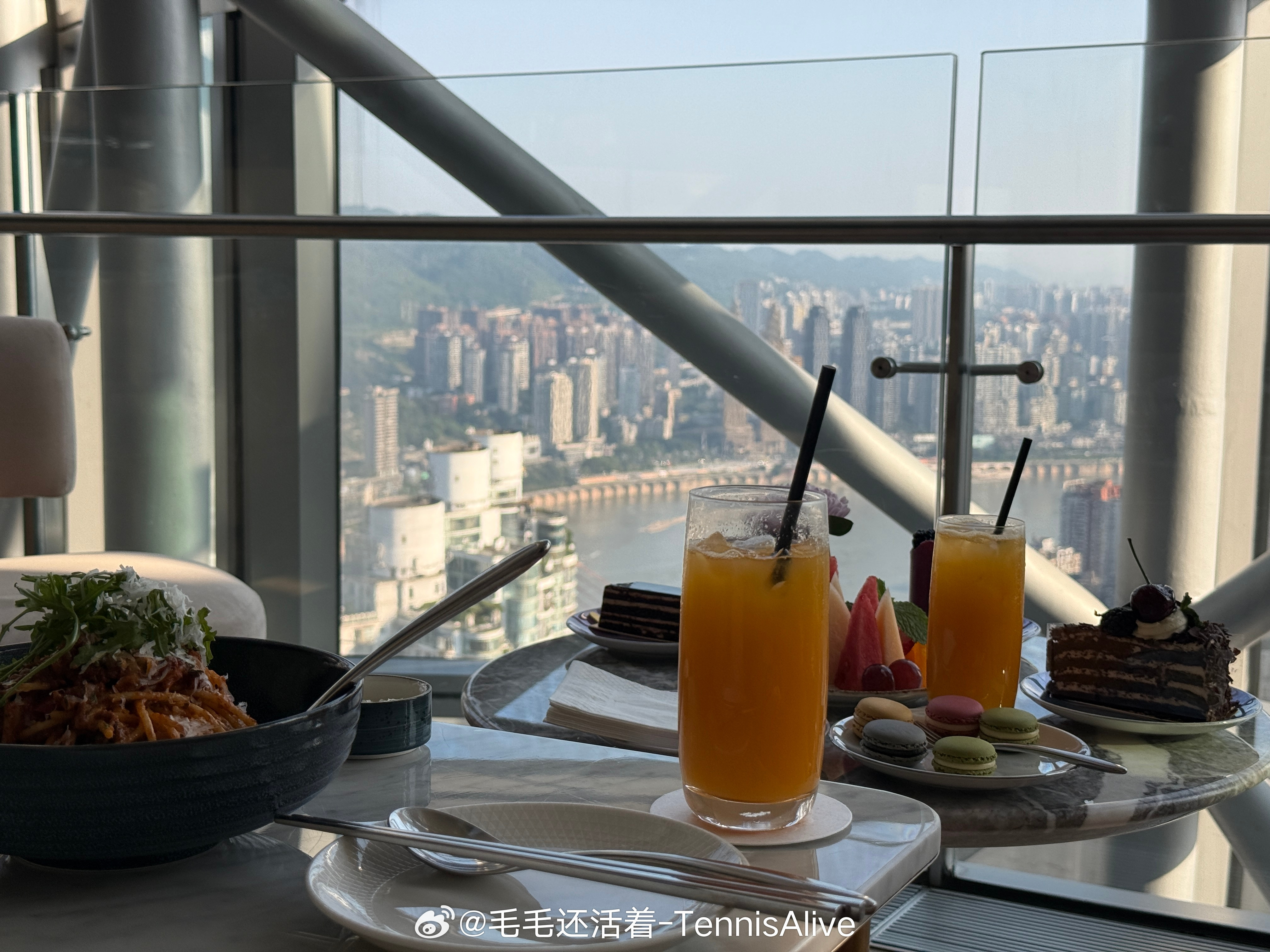 有宝宝一起来喝下午茶么？我自己一个人吃这么多。[捂眼睛]​​​