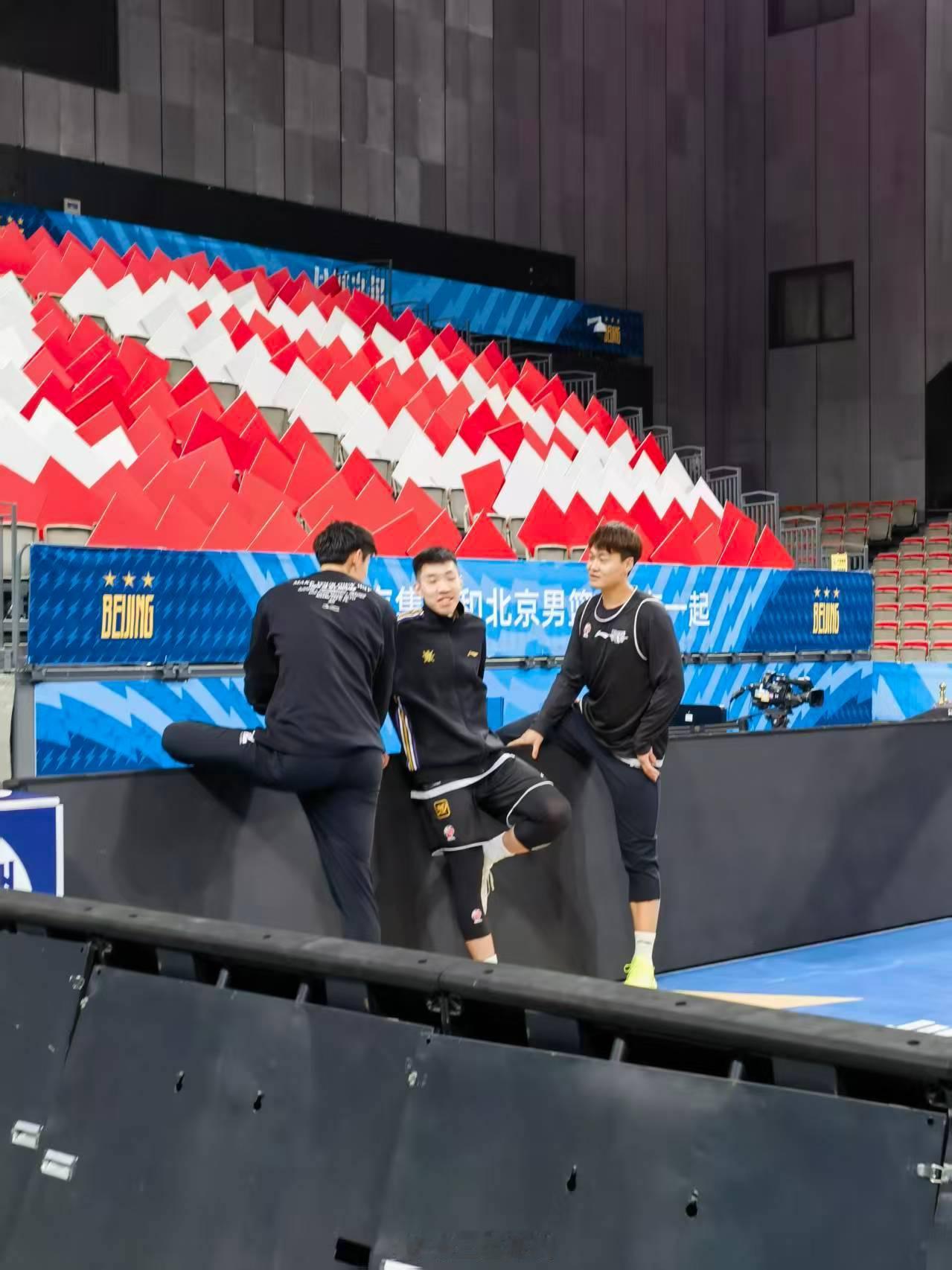 北京男篮vs北控男篮目前踩场情况，北京首钢这边除了周琦、斯佩尔曼，其他基本都在