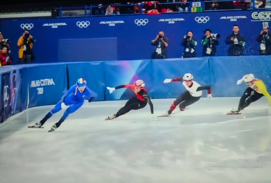 服了，又是孙龙。四年前就是他在男子5000米接力中失误，葬送了大好机会，而且还不