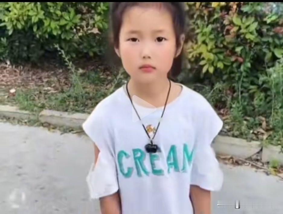 该要放假了，期终考试基本结束了，一个女娃娃放学了，妈妈问道：考试成绩出来了吧？