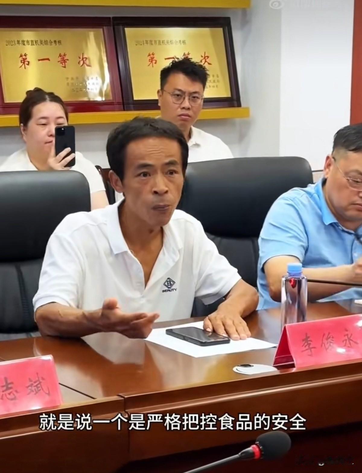 鸡排哥在景德镇，一家看似普通的鸡排店前，总能见到这样的画面——学生们放学后结伴