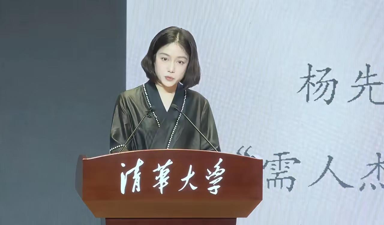 翁帆，我差点认不到了！翁帆现在都成了摩登女郎了，以前跟杨先生在一起显得是那么