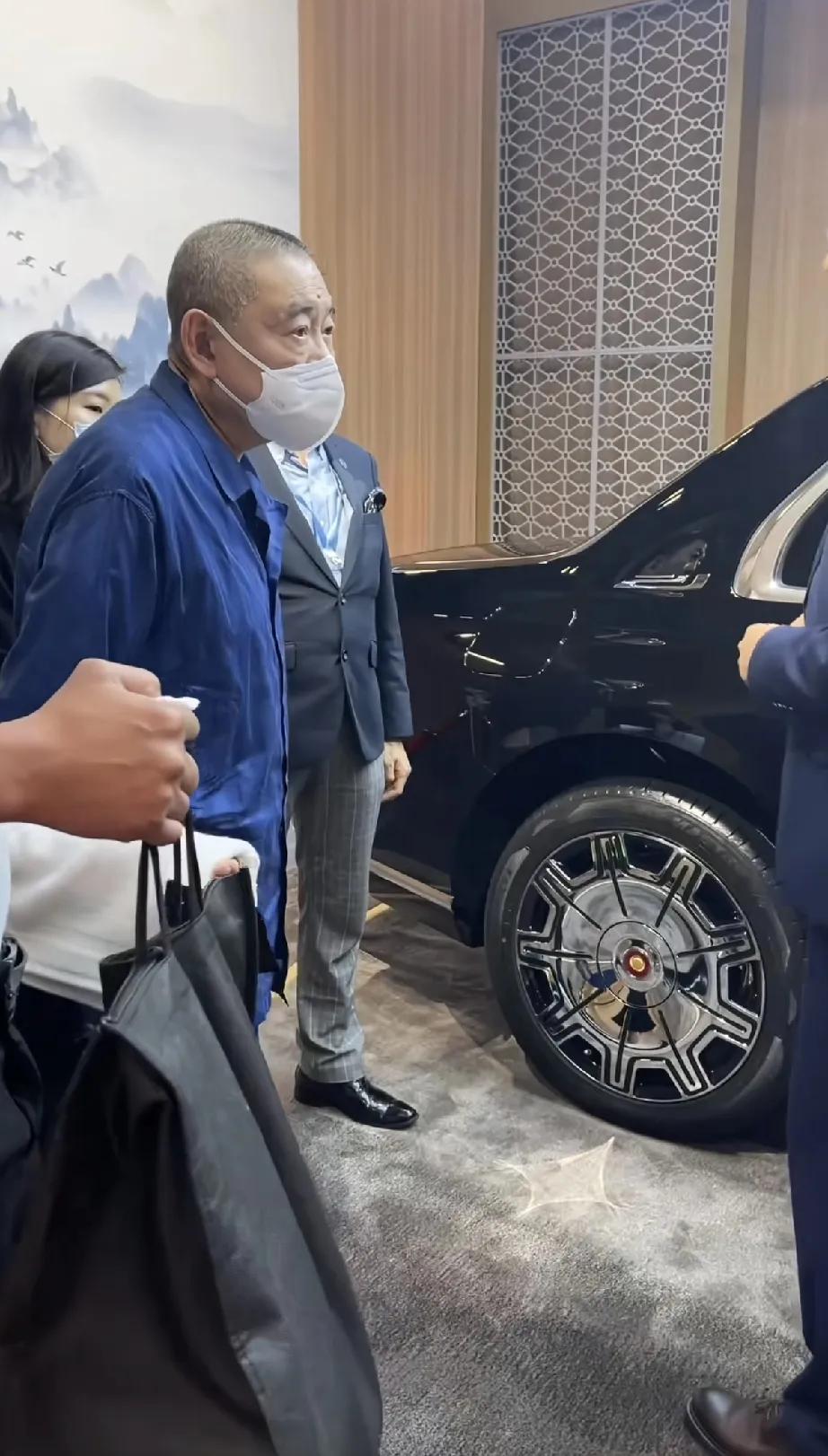 刘銮雄6月13日现身中国香港买车，都已经成这样了，还出来露面，太高调了吧？他买