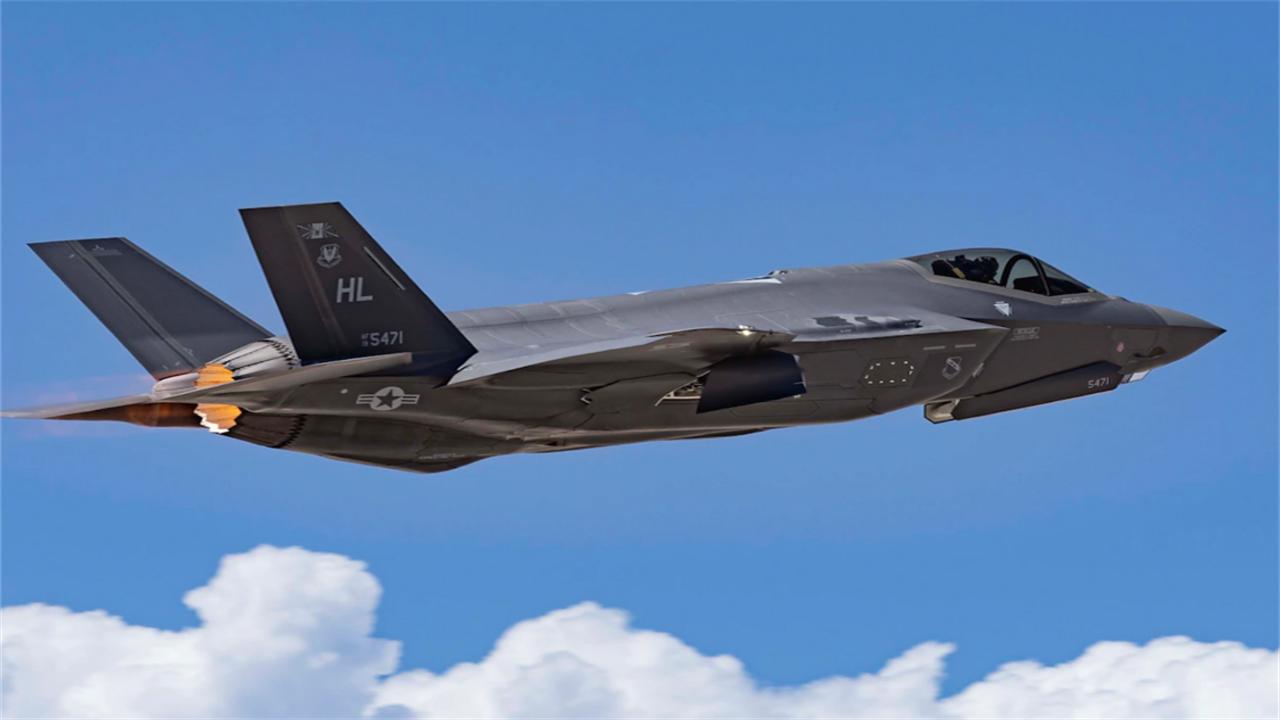 中美俄中东斗法，五代机齐飞，谁更胜一筹？迪拜航展的跑道上，F-35撕裂沙漠上