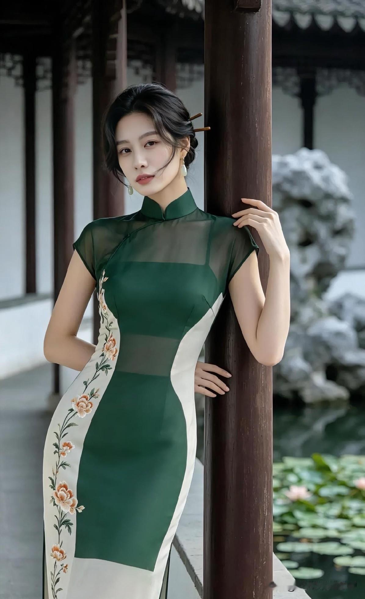 【现代散文诗·廊下清影】墨绿旗袍倚廊柱，半透纱袖掩芙蓉。白边绣蕊垂池畔，