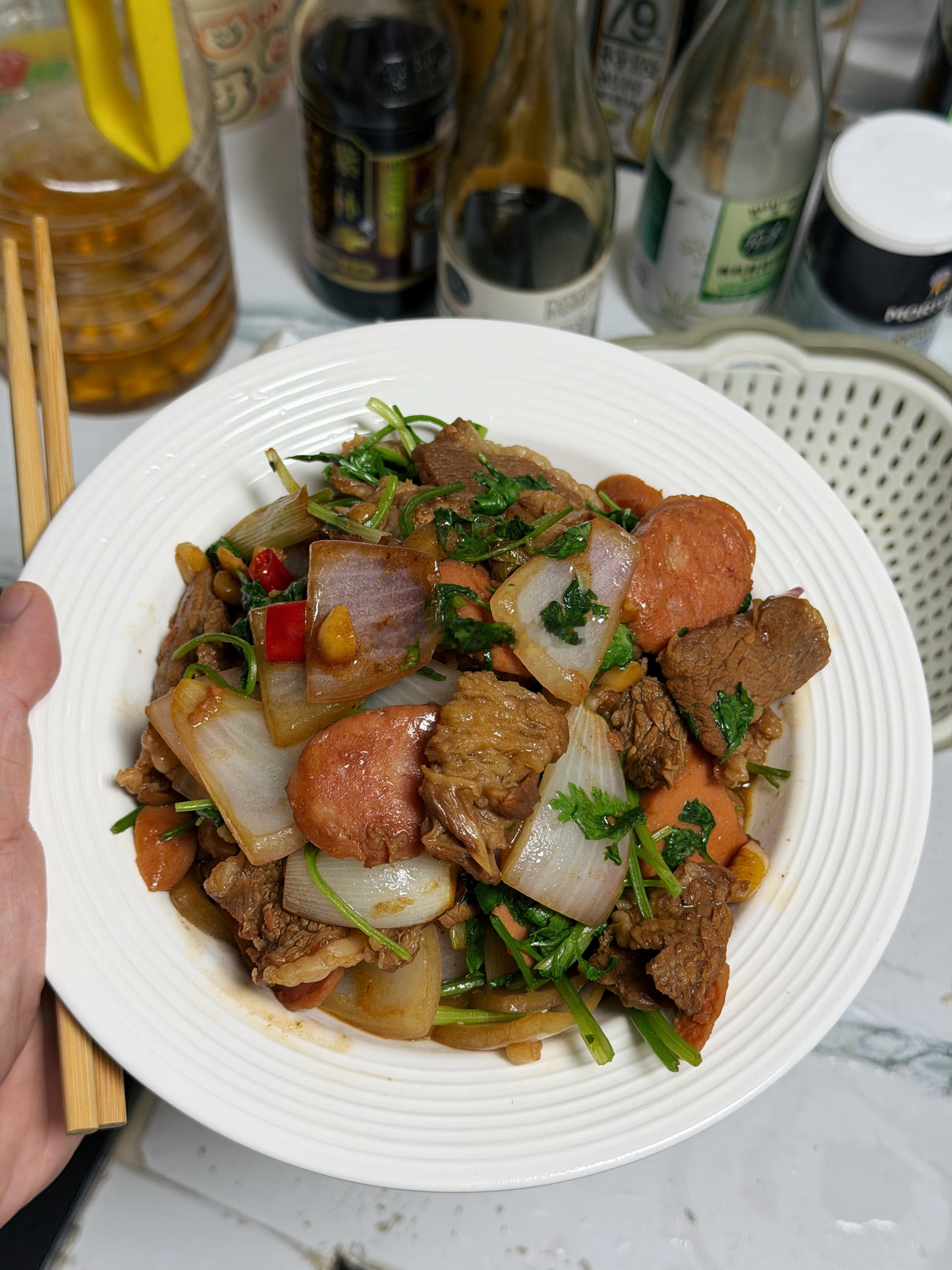 把昨天烤肉没吃完的肉今天全部乱炒了竟然意外的美味