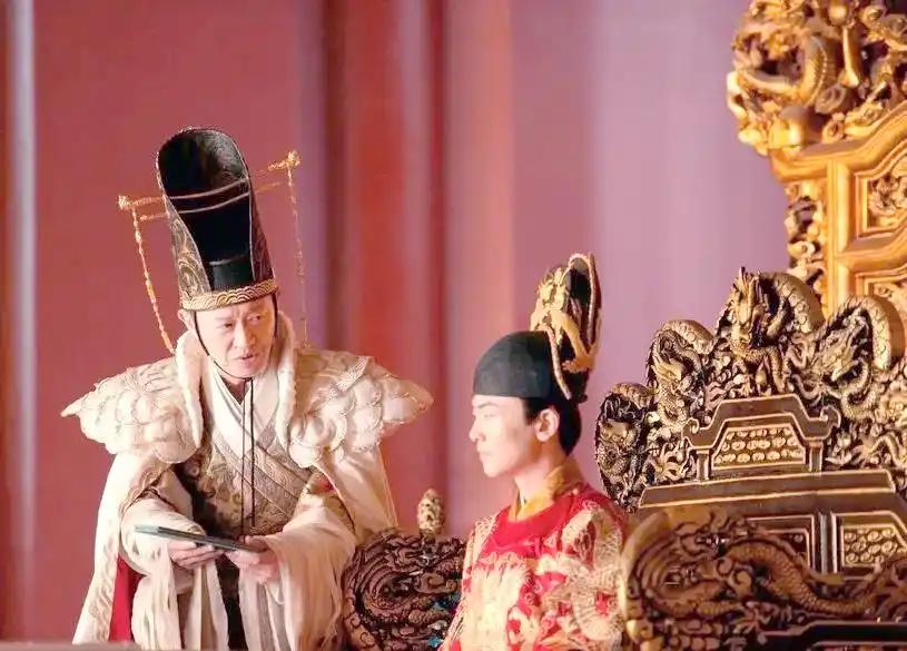 1627年，太监魏忠贤给崇祯帝送来4个美人，崇祯不敢碰。一天夜里，崇祯突然闻到一