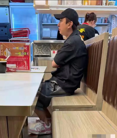 王思聪看上去好落寞，独自坐在香港小店里发呆，足登200多万的LV限量款鞋子，背微