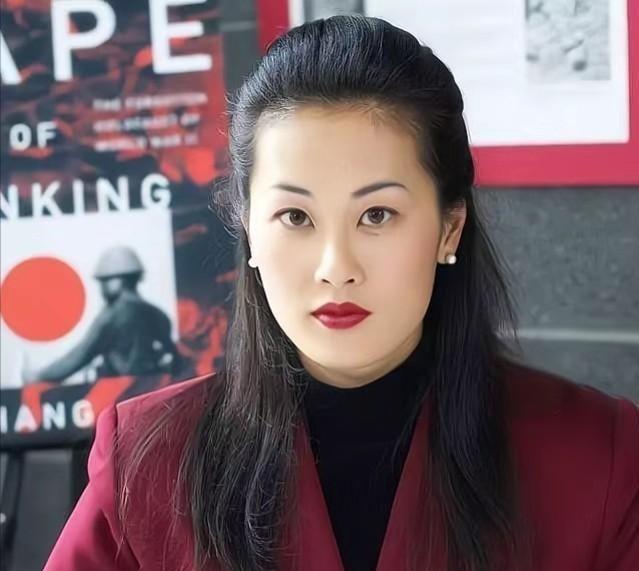 1968年，她在美国出生，祖父曾经是抗日国军将领张铁军。她，家庭优越，工作体面