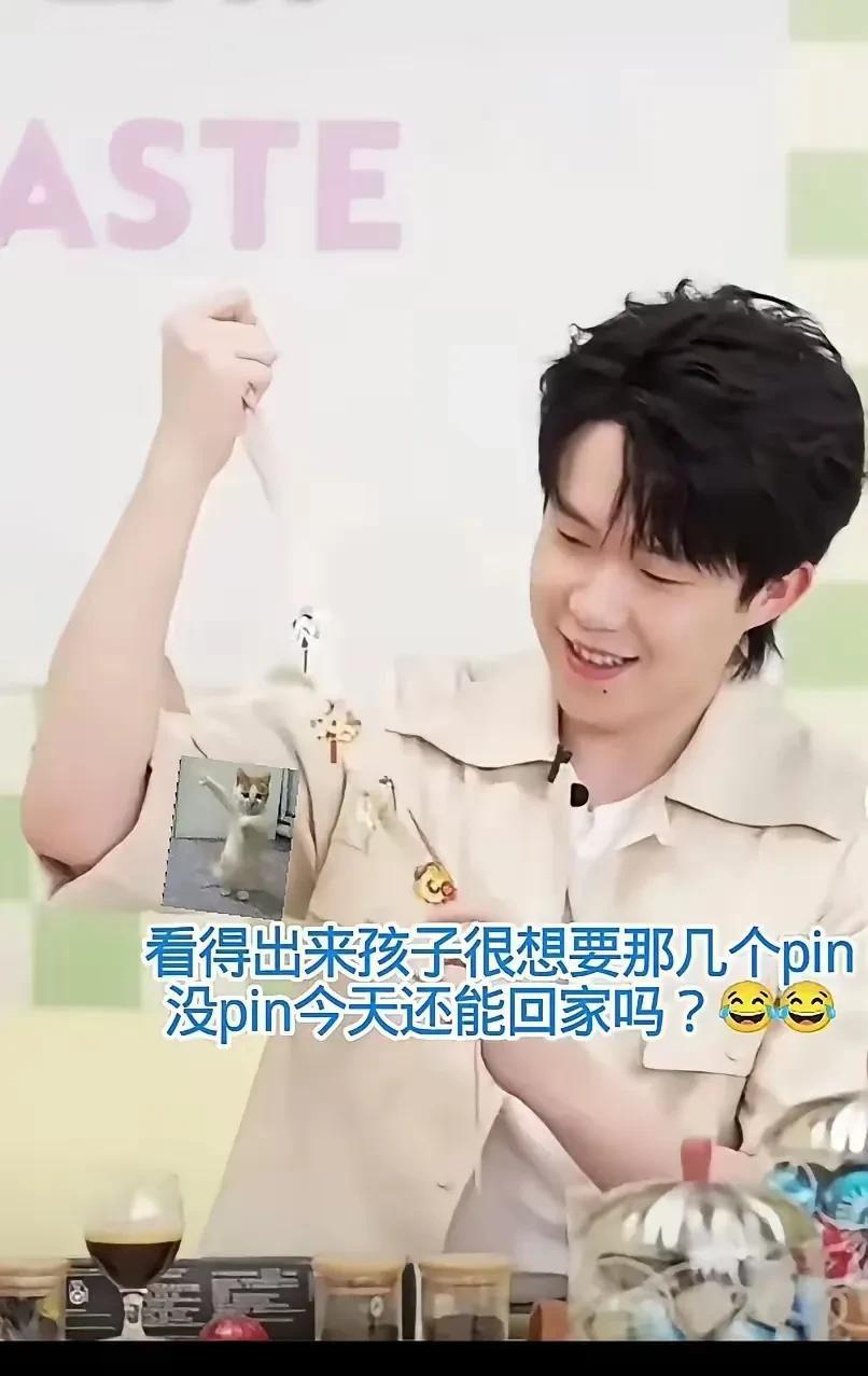 大头去参加活动，收到了珍贵的礼物，这是莎莎喜欢的pin！看大头那高兴的样子，是